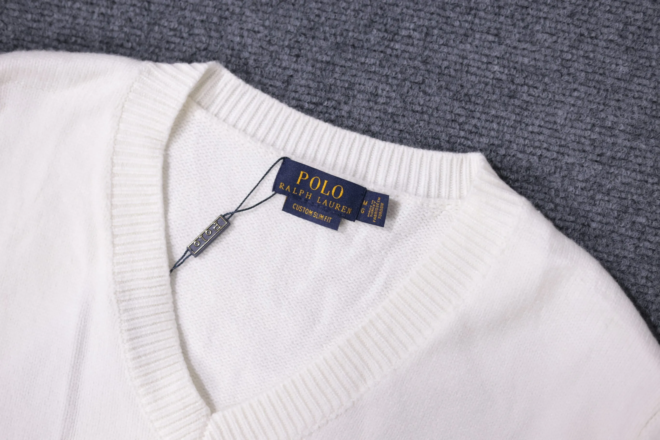P260 Style No. D04) The top version on the market in 2025 Ralph Lauren #ootddailywear #Autumn and winter sweater #Knitted sweater outfit #ralph lauren sweater #Can be worn by both men and women [Star R] Finally waited until the Ralph men’s twist v-neck sweater is finally here! The most popular sweater is a limited edition every year. There won’t be many styles in the store! Ralph Lauren men's V-neck sweater [Fire R] has a really nice shape. It can be worn alone or as a jacket. It can also be worn inside or worn with a shirt~100% pure cotton #Practical wear. Colors: natural white, navy blue, khaki, gray, size S to XL